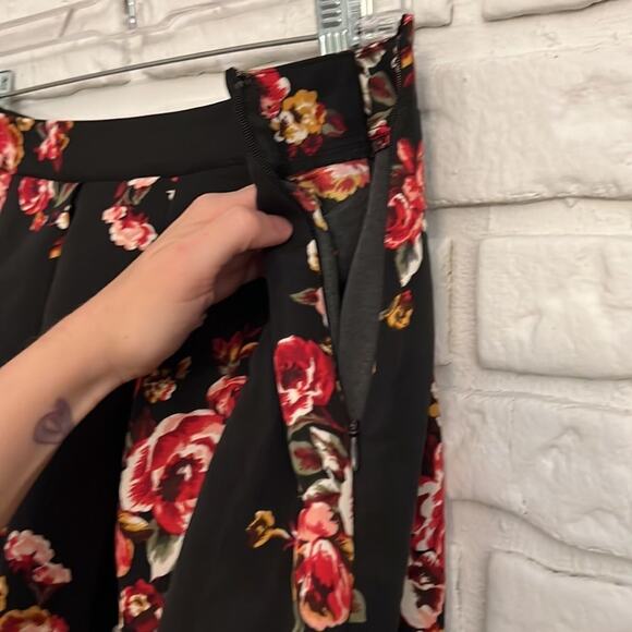 Forever 21+ Floral Skirt size 0X - Picture 4 of 8